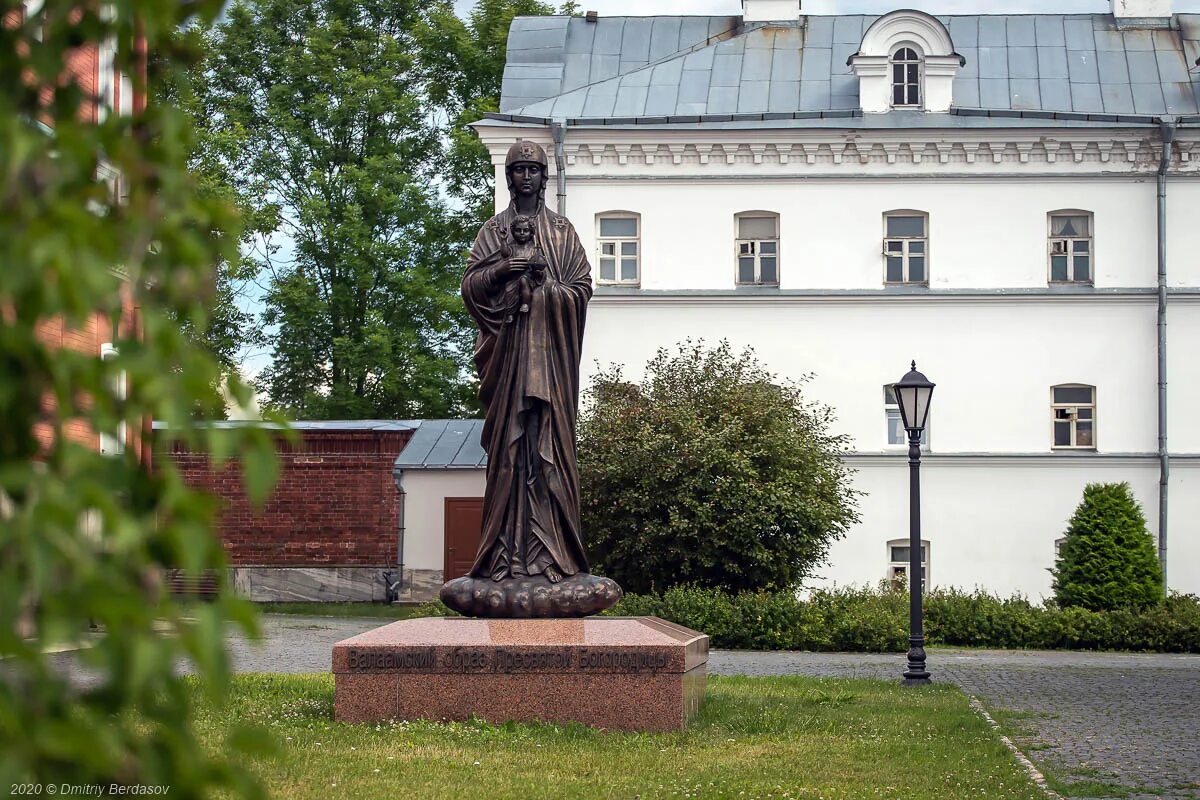 Валаамская улица. Зимняя гостиница Валаамского монастыря. Спасо-Преображенский Валаамский зимняя гостиница. Валаамский Спасо-Преображенский монастырь. Валаам памятник Валаамской Божьей.