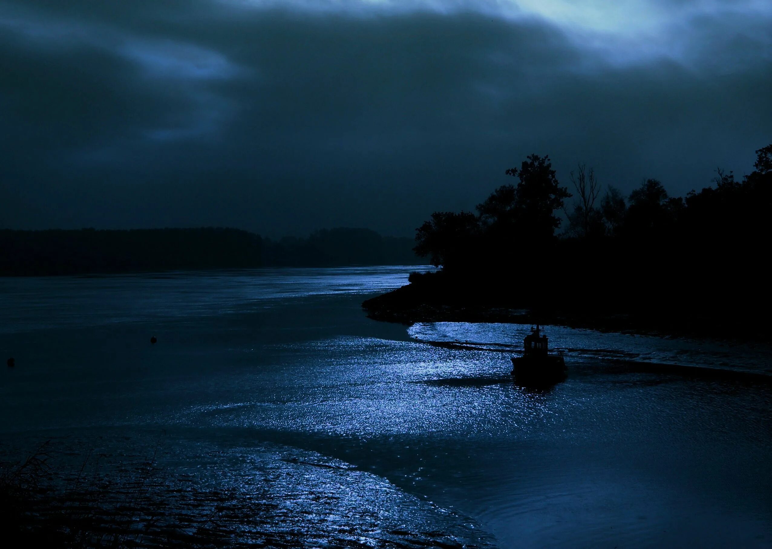 Река ночью. Ночное море. Ночной пейзаж. Темная река. Предрассветной темноте