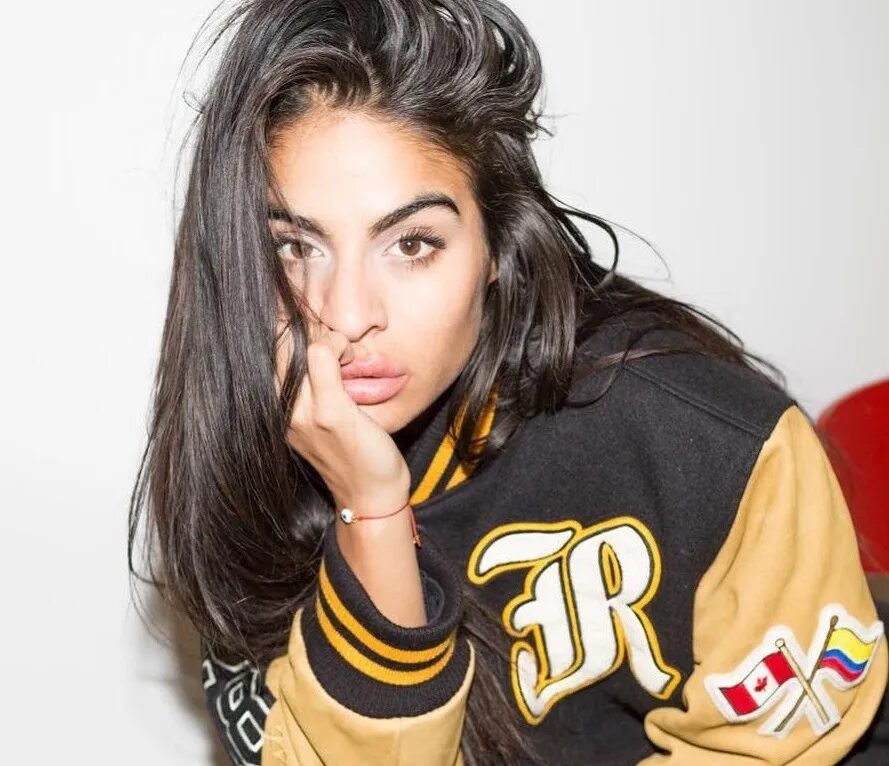 Sofia reyez. Jessie Reyez. Джесси Рейес канадская певица. Jessie Reyez тело. Sofie Reyez Eli Thomas.