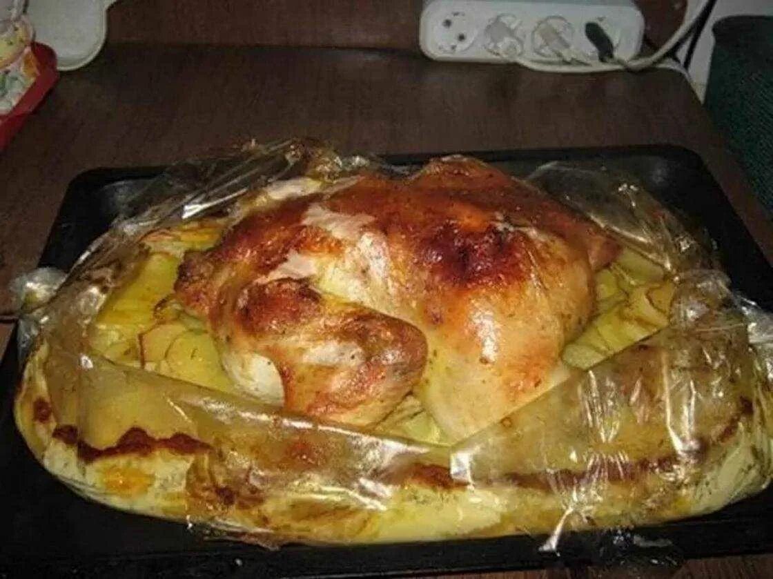 Как приготовить картошку с курицей в рукаве. Курица в духовке. Курица в рукаве в духовке. Курица с картошкой в духовке. Запечь курицу в рукаве.