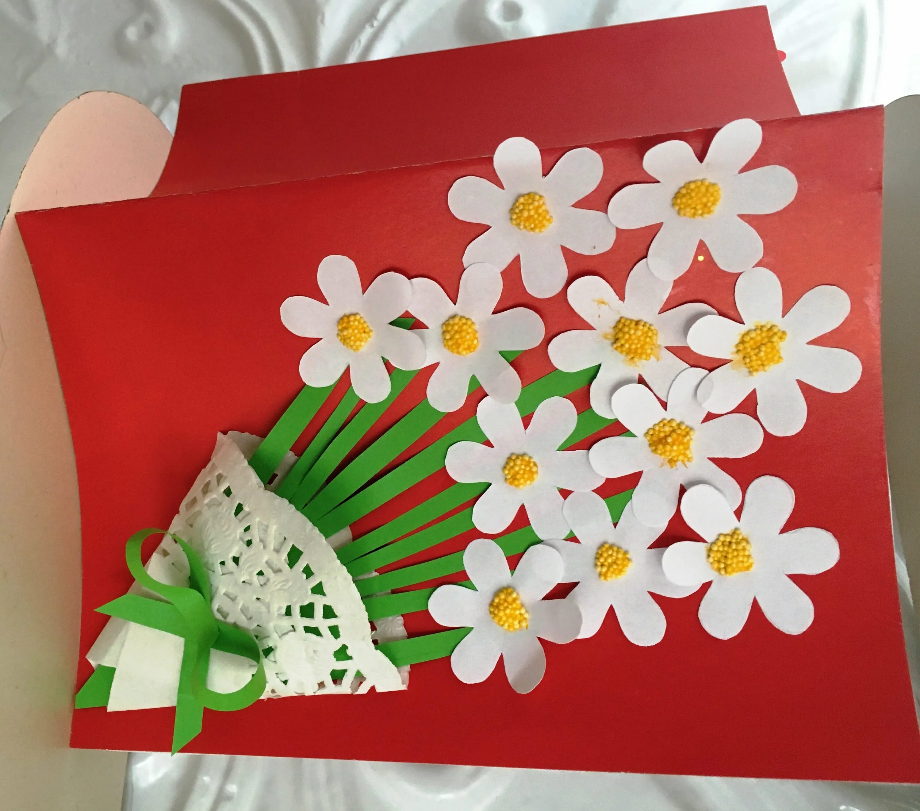 Цветы для мамы своими руками из бумаги. Подарок маме. Поделка подарок маме. Подарок бабушке из цветной бумаги. Открытка для мамы своими руками.