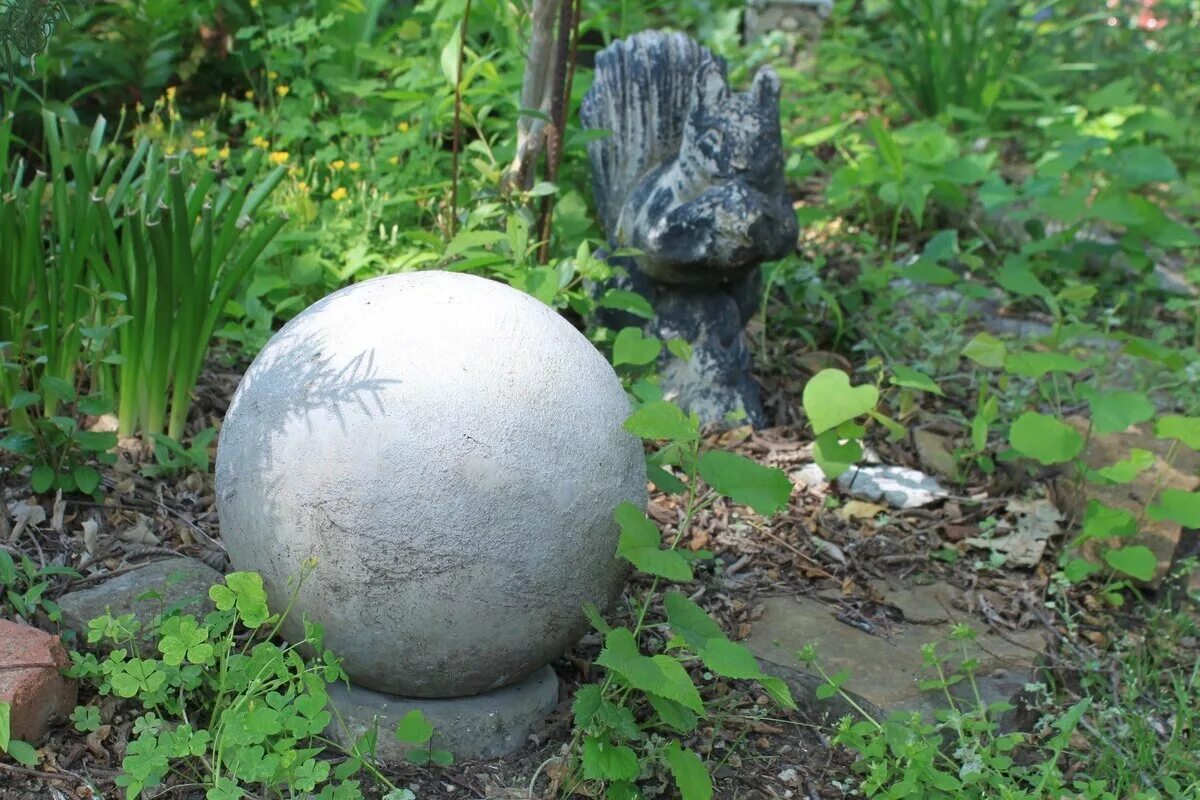 Шары для сада своими руками. Цементные шары для сада. Декоративный шар для сада. Бетонные скульптуры для сада. Шары из бетона для сада.