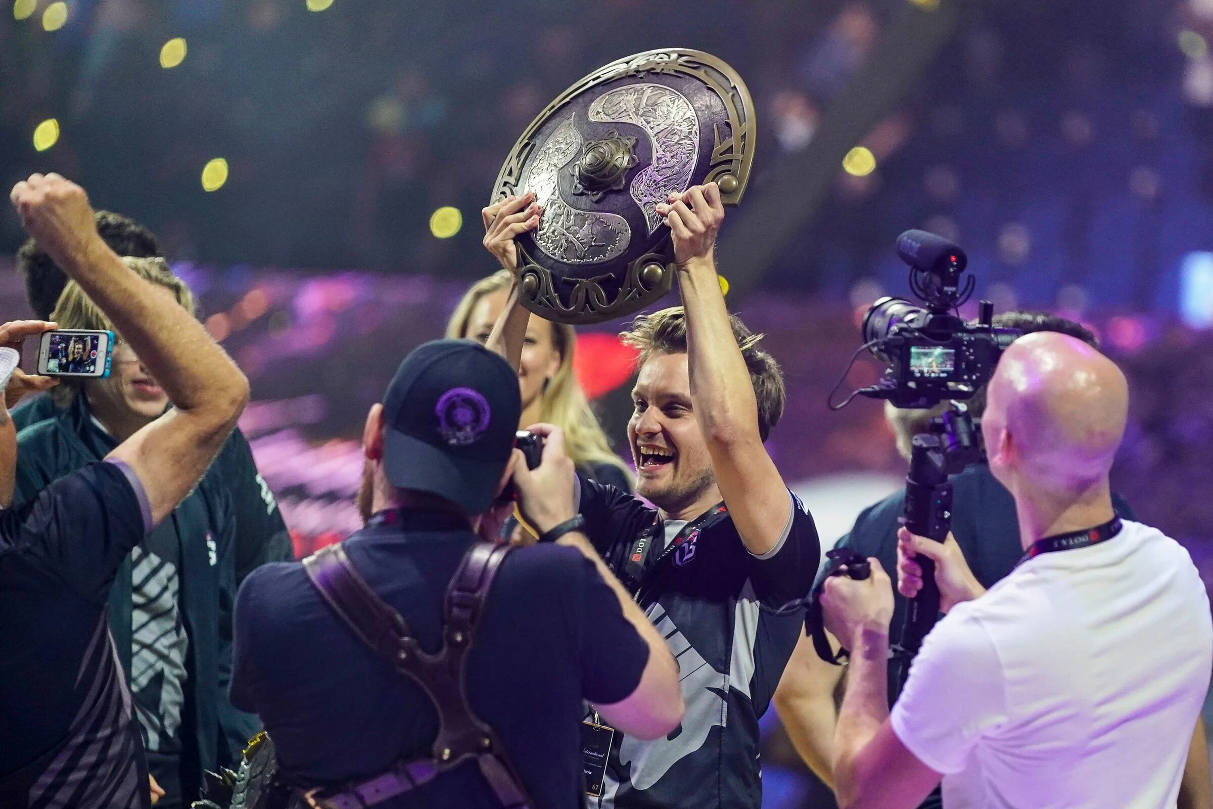 Og Dota 2 the International 2021. АЕГИС Интернешнл 2019. The International по Dota 2 2019. Кубок International Dota 2. Тим инт