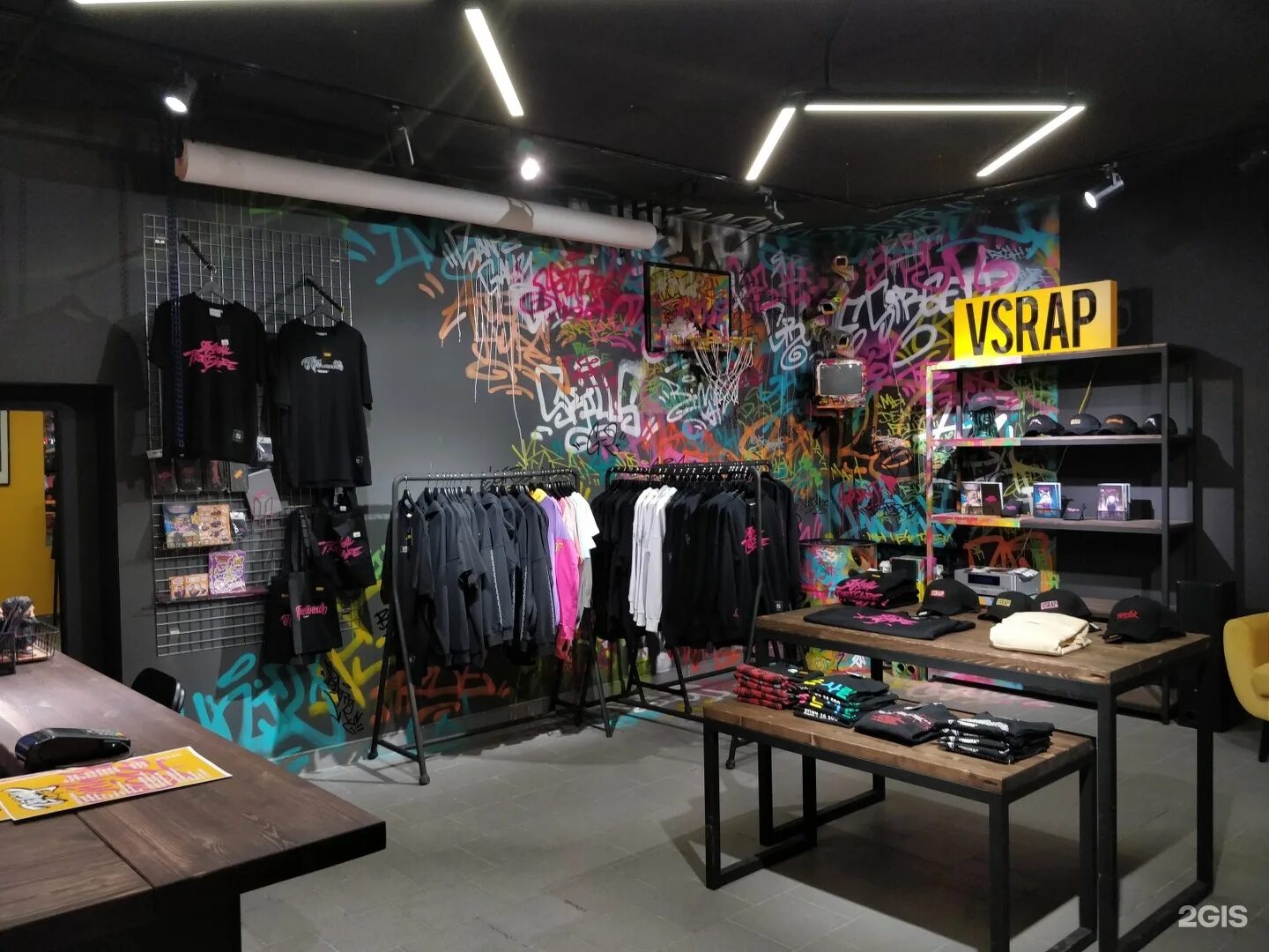 Top top одежда спб. магазин одежды фото. топшоп интернет магазин. Cos москва афимолл. пустой магазин одежды.