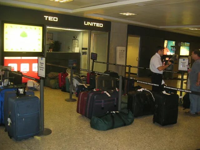 Камера хранения багажа в отеле. Чемодан с вещами на кровати. Индивидуальные комнаты в фэтозе. Luggage room. Собранные вещи.