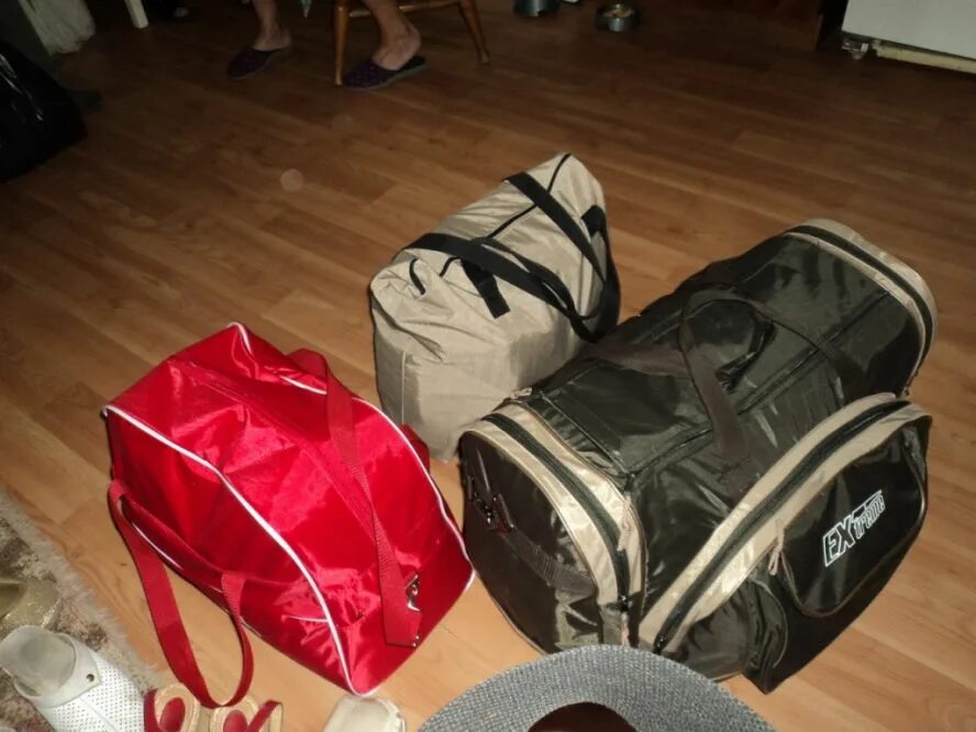 Сумка под столом. Сумка с вещами на полу. Сумка стоит на полу. Сумка стоит на полу. Сумка с вещами на полу.