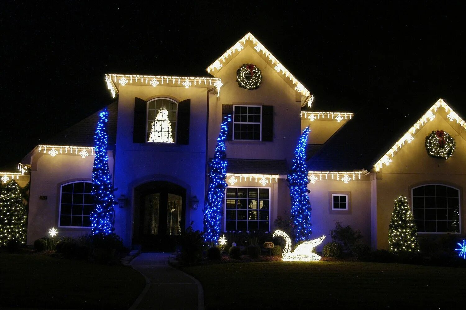 декоративная подсветка фасадов. украшение фасада к новому году. новогоднее освещение фасада. уличная гирлянда на фасад здания. уличная гирлянда на фасад здания.