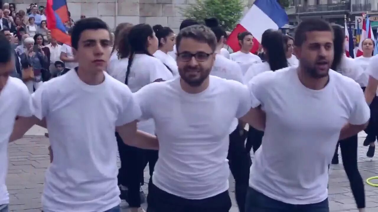 Французские армяне. Армяне во Франции. Французы и армяне. Армяне танцуют на улице.