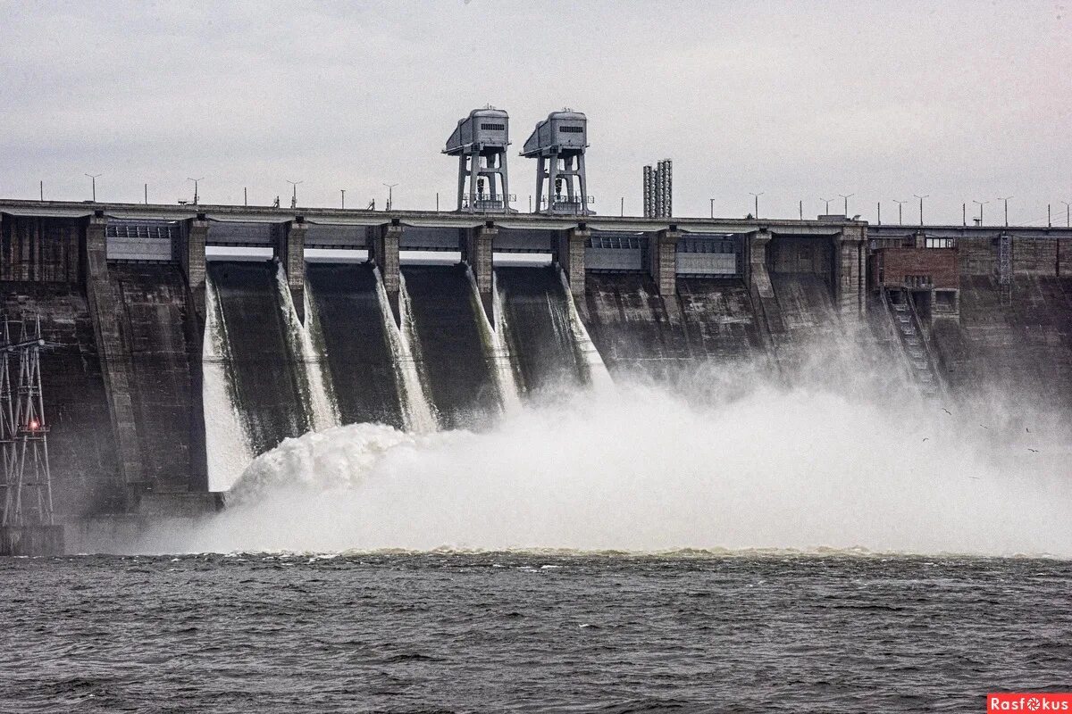 Красноярск гэс сброс воды 2021. Открытие гэс. Водосброс красноярской гэс 2021. Плотина гэс братск. Водосброс красноярской гэс 2021.