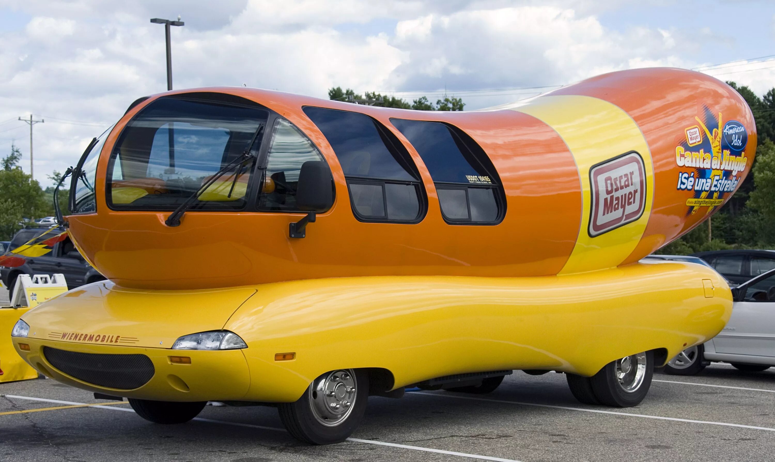 Автомобили Oscar Mayer Wienermobile. Машина хот дог. Машина сосиска. Машина для хот догов на колесах. A very big car