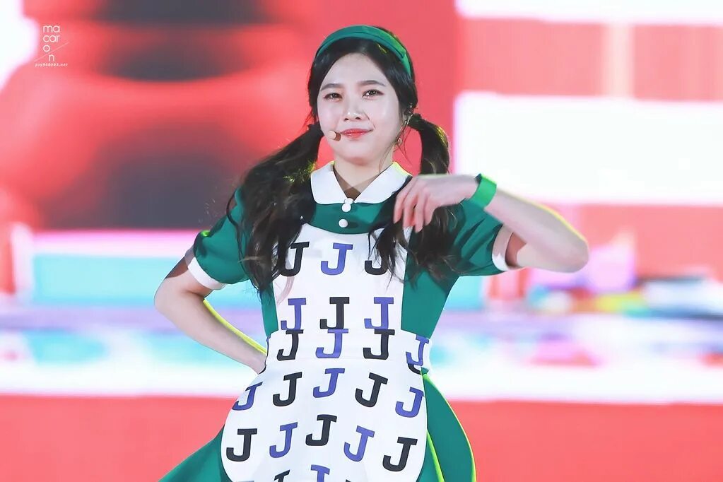 Джой выступление. Ред вельвет джой толстая. джой из red velvet толстая. джой ред вельвет вес. joy red velvet height.