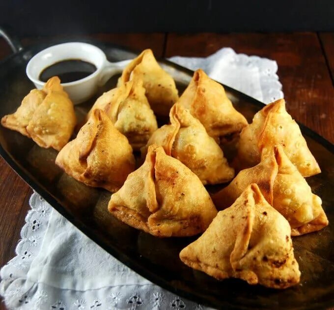 Самса индия. Самоса (indian samosa). Самосы крымские. Самосы. Самос блюдо.