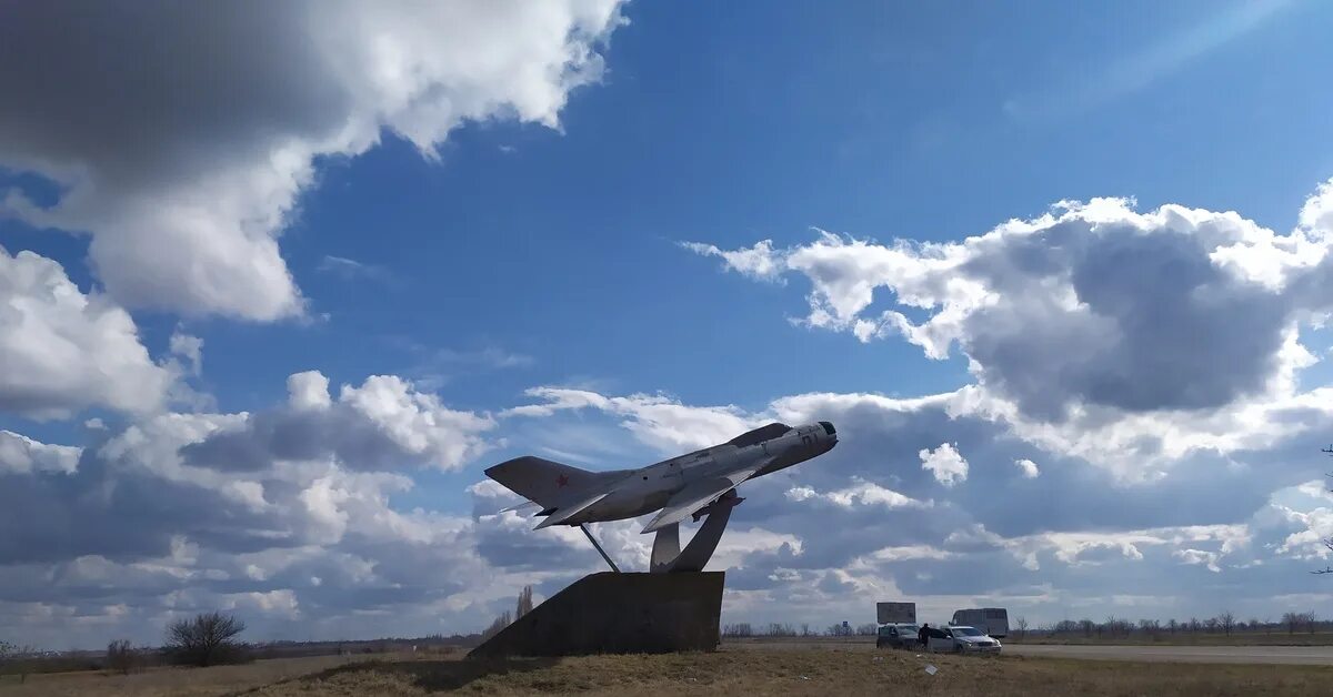 Аэропорт Николаев памятник самолет. Николаев памятник самолету. Дейз статую самолет. Памятник самолет в деревне.