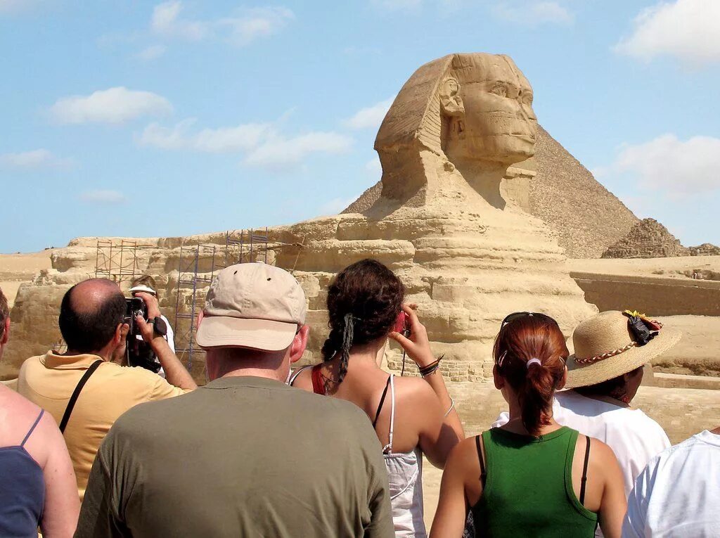 Туристы в Египте. Египет туризм. Египет туристический. Пирамиды туристы. Почему он едет в египет