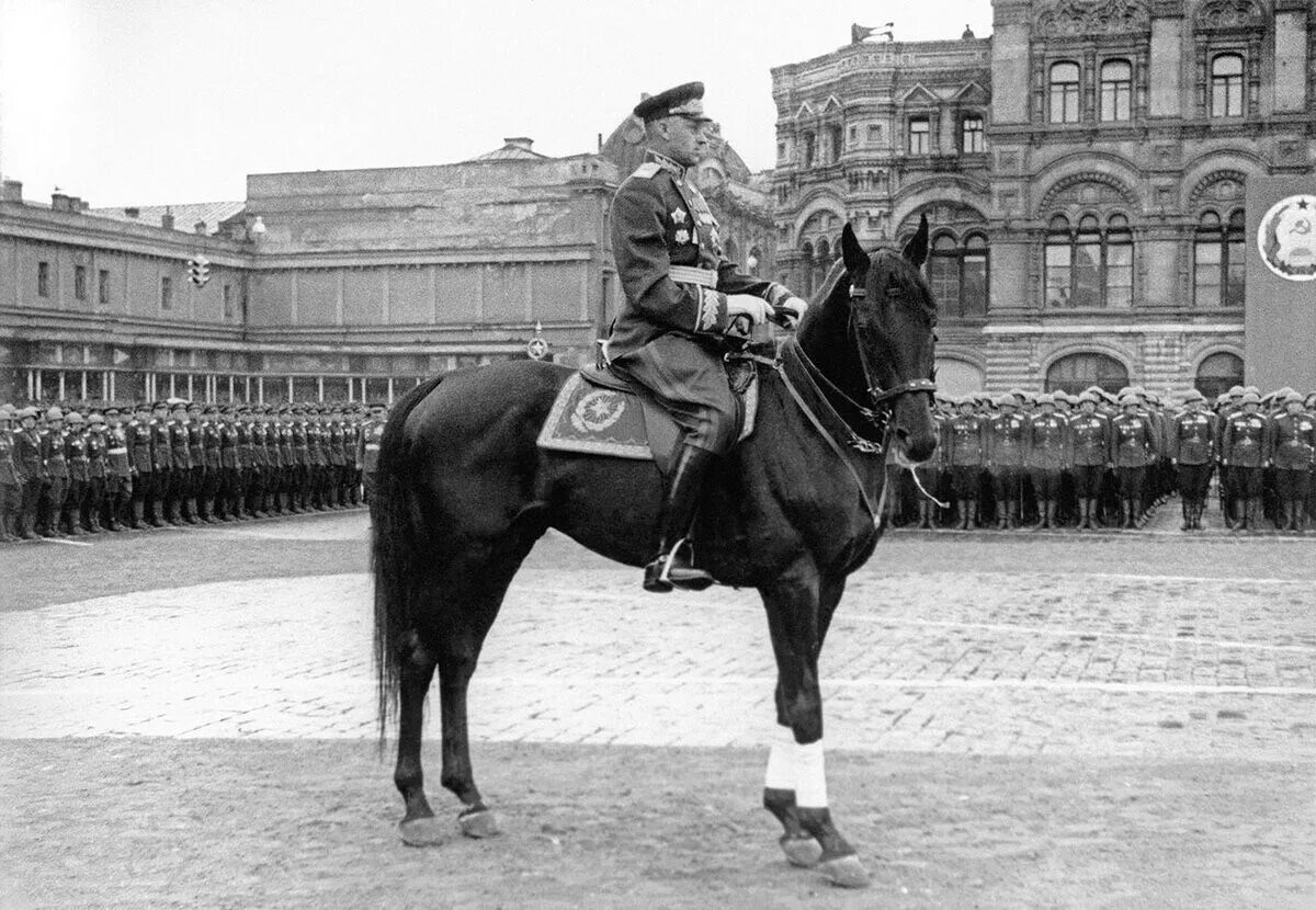 Маршал парад. Маршал рокоссовский на параде победы 1945.