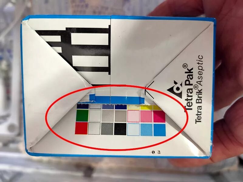 Квадрат снизу. Квадратики на упаковке. Цветные квадратики на упаковках продуктов. Цветные квадраты на упаковке. Упаковка квадрат.