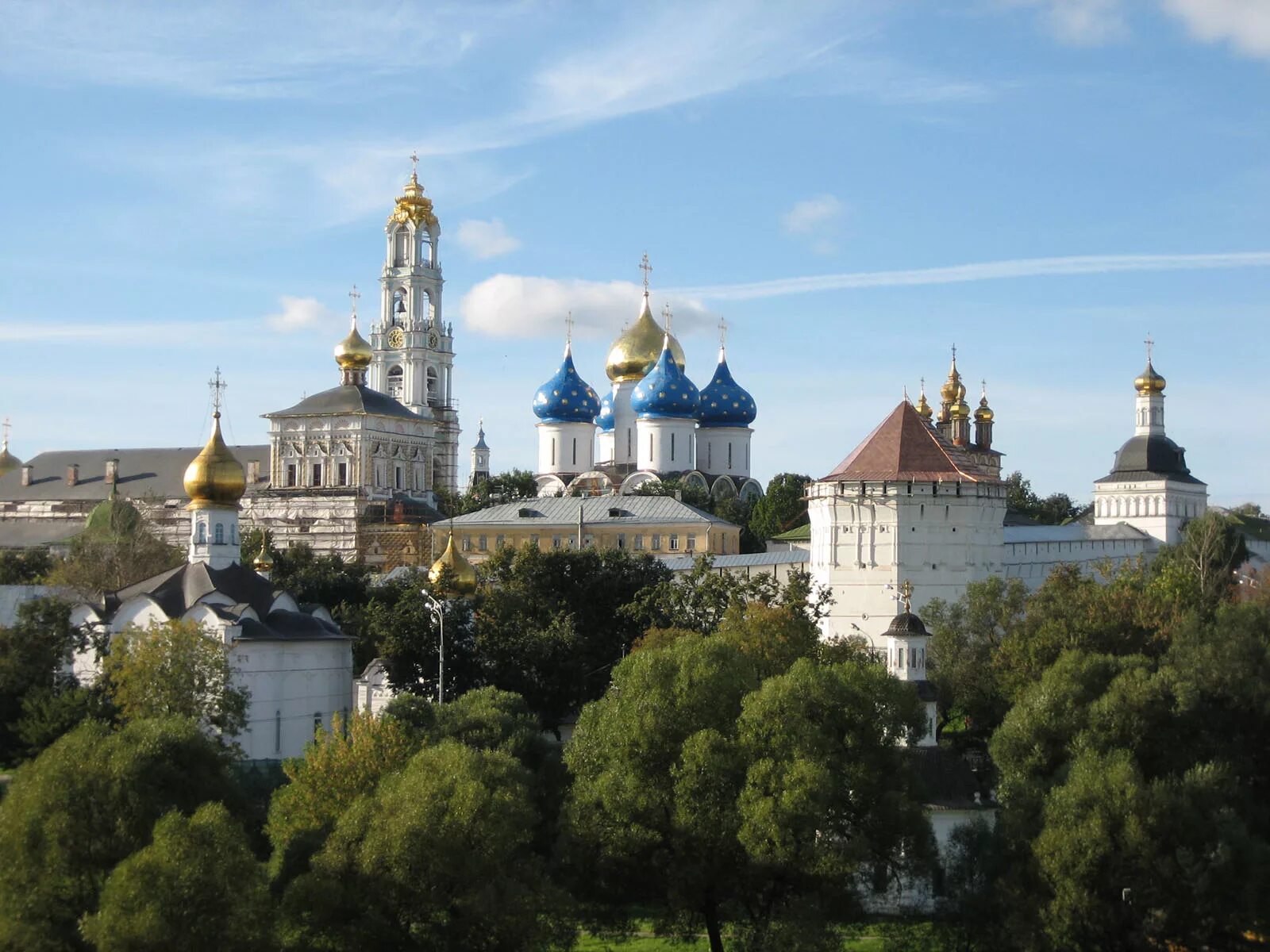 В городе много красивых мест и