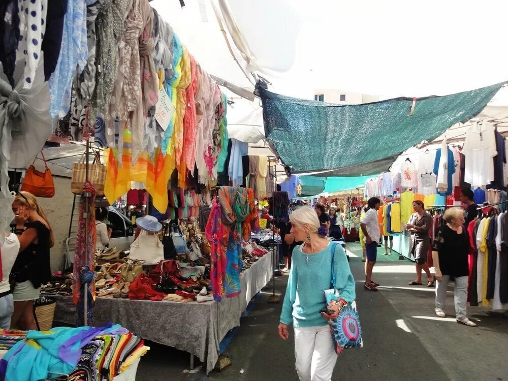 Вещевой рынок в Ереване. Рынок Бангладеш в Ереване. Рынок одежды в Ереване. Ярмарка Ереван вещевой рынок.
