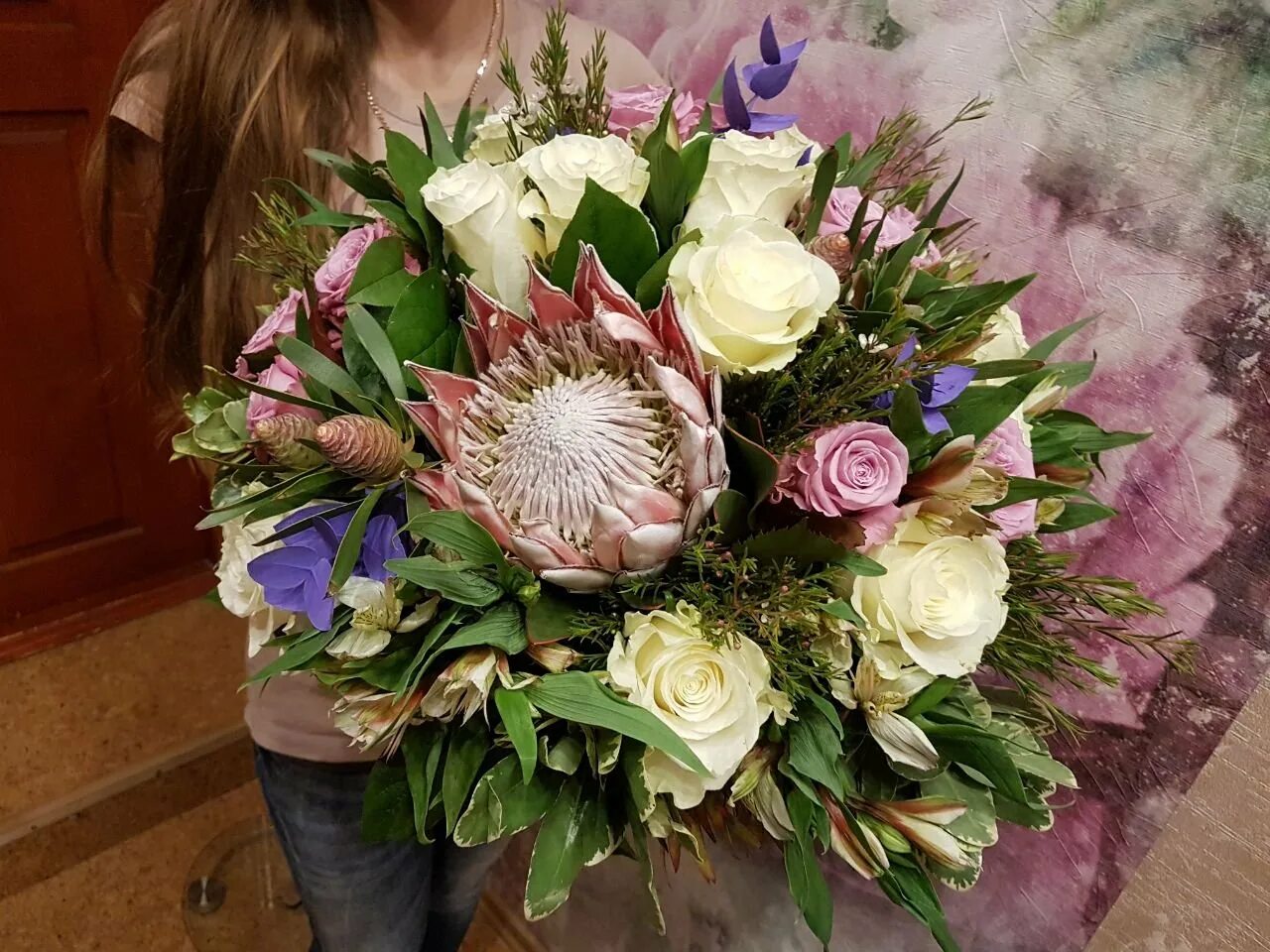 Королевская протея свадебный букет. Букет протея альстромерия эвкалипт. Букет с протеей и розой. Букет невесты "протея". Букет с розовой протеей.
