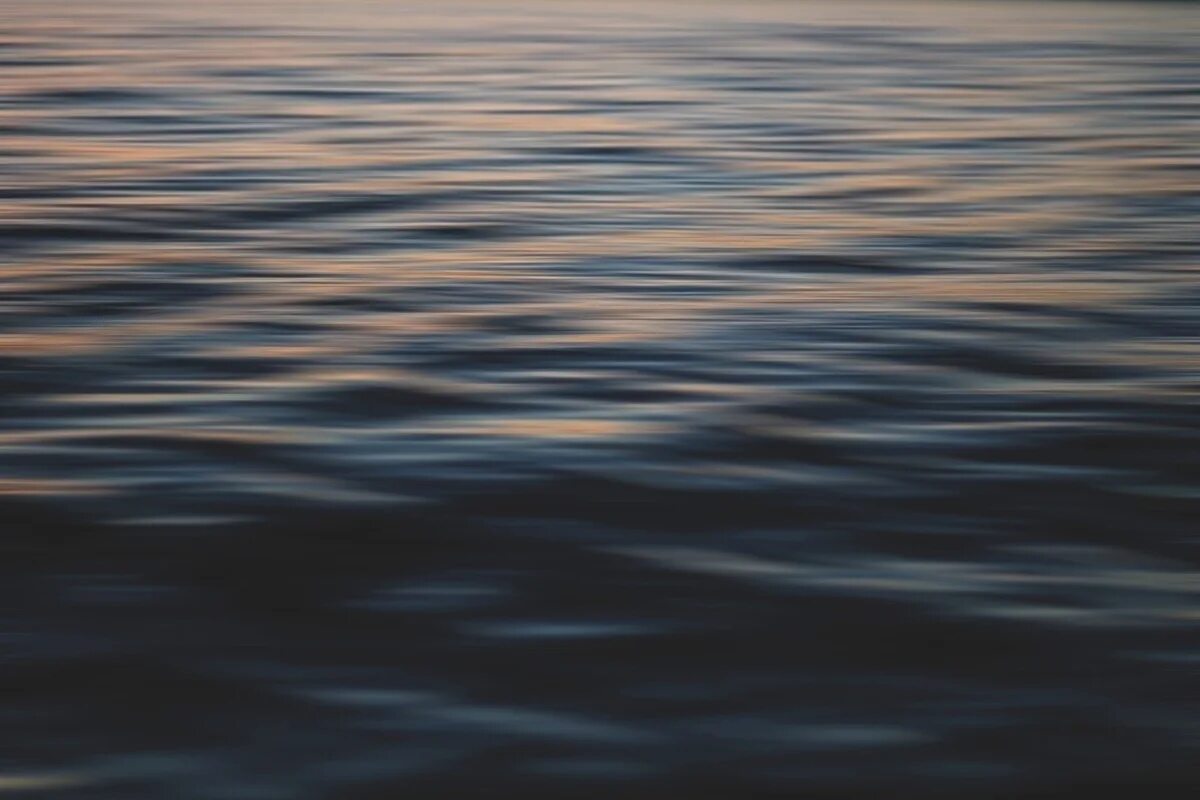 Hear on water. Круги на воде. Hear on water. Круговые волны на воде. Вода фон.