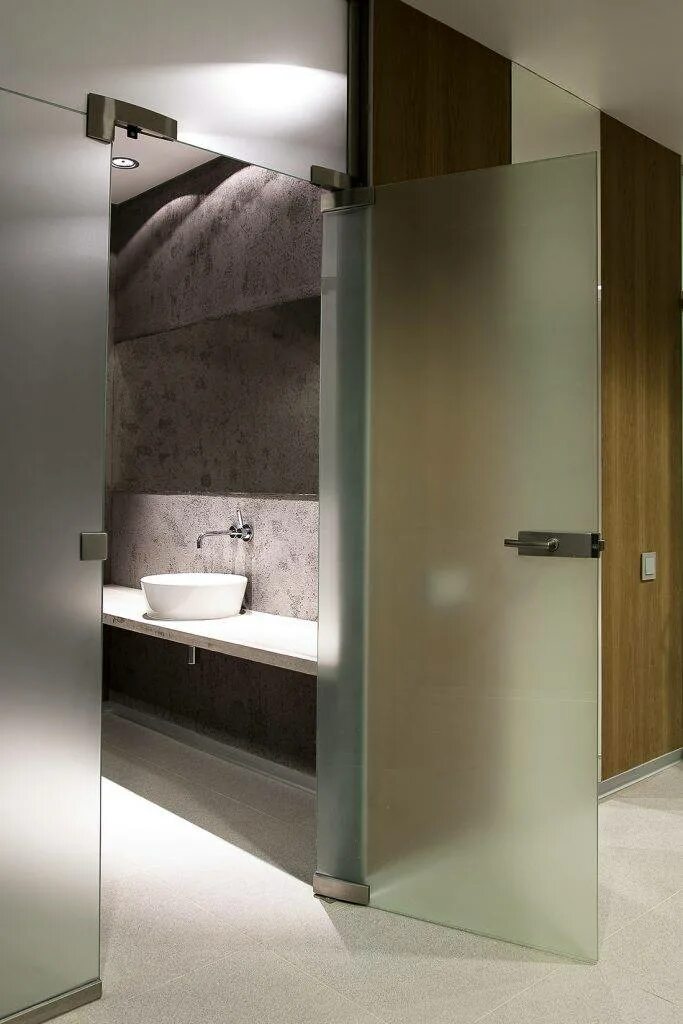 Стеклянная дверь в ванную комнату и туалет. Стеклянные двери в ванной комнате. Стеклянная дверь в ванную комнату. Стеклянная дверь в ванную. Стеклянные двери в ванной комнате.