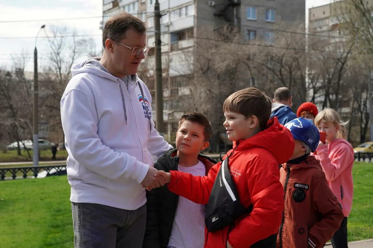 Первые новости рф. Парк школьников. Азаров в парке Победы. Новости Самара. Новости Самара сегодня.