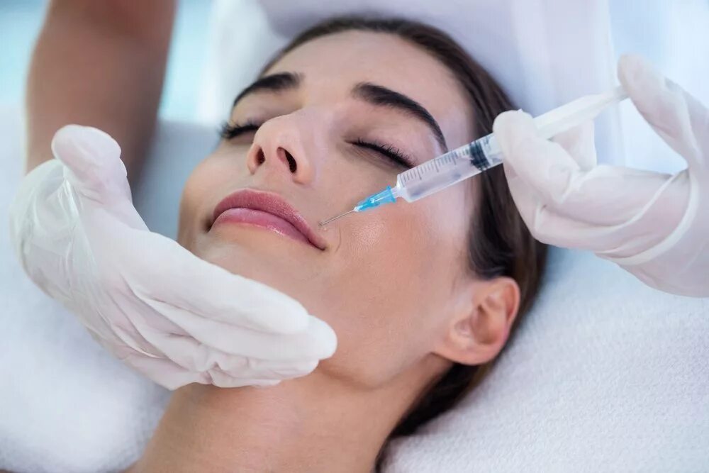 Лицо и шприц. Биоревитализация препараты рестилайн. Long lasting биоревитализация. Rrs long lasting. Инъекции ботокса.