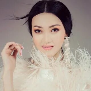 Тізеден жоғары киінген жалаңаш