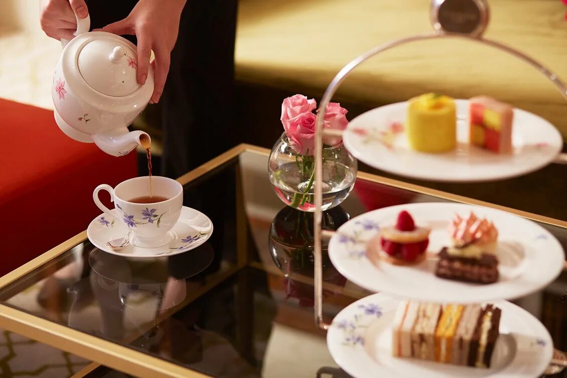 Организовать чаепитие. Подача чая. Необычная подача чая. Чайный стол в ресторане. Сервировка чая на подносе.