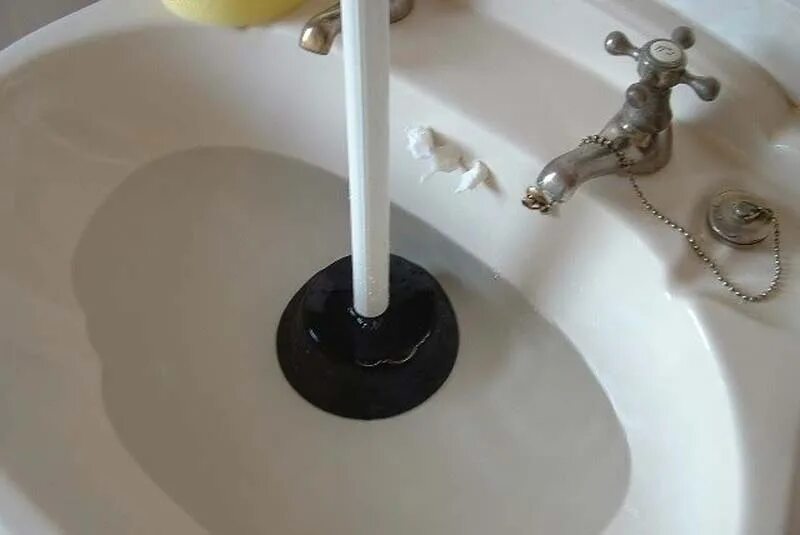 раковина полная воды. из мойки выходит что. раковина с водой. почему из раковины на кухне выходит через ванну. вода из раковины уходит в ванну.