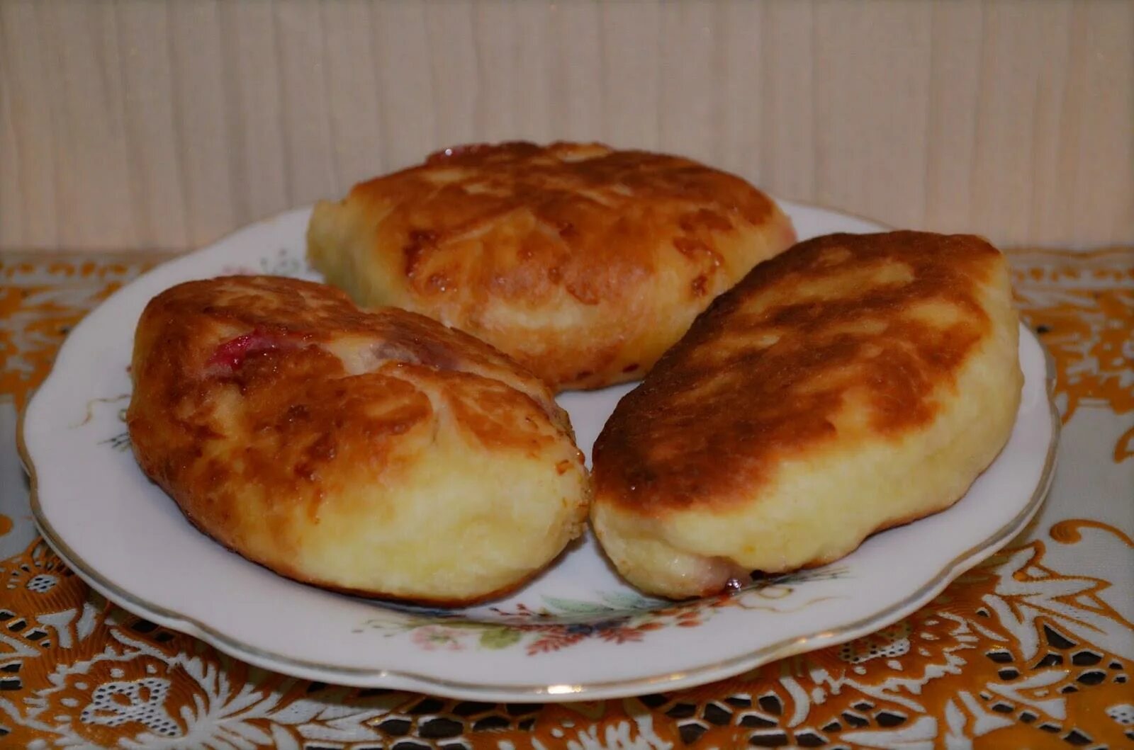 Жареные пирожки на сковороде с картошкой кефире. Пироги жареные на сковороде. пироги на кефире жареные на сковороде. пирожки на кефире жареные на сковороде. пирожки с картошкой на кефире.