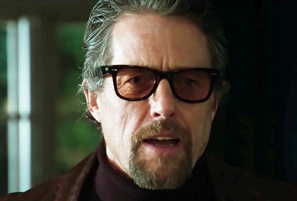 Хью грант в фильме джентльмены. Хью грант джентльмены очки. Джентльмены 2020 хью грант. Джентльмены гай ричи флетчер. Хью грант джентльмены.