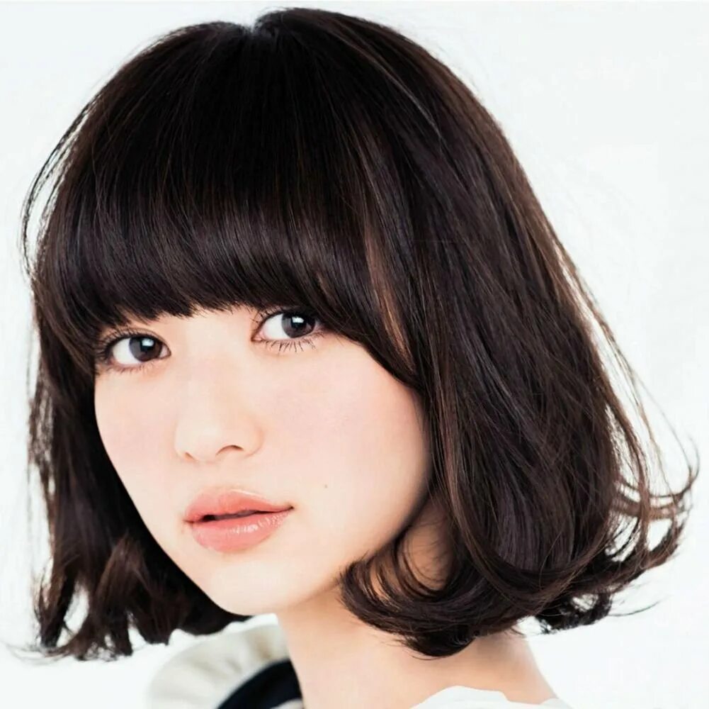 боб каре сессон. стрижка каре-боб с челкой на круглое лицо. круглая челка на короткие волосы. стрижки гарсон боб. боб асимметрия с косой челкой.