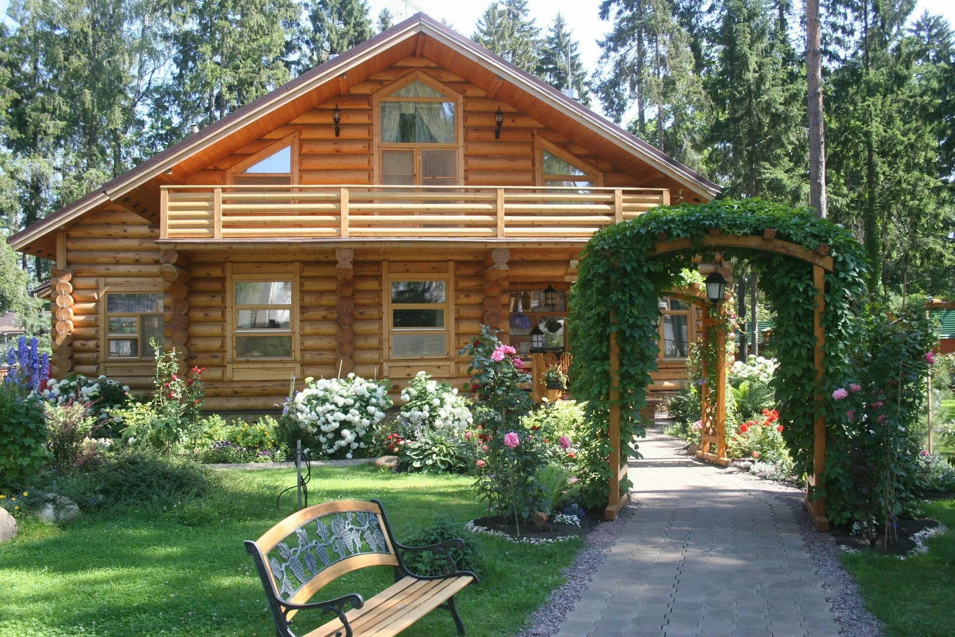Дом и дача сайт. Красивая дача. красивые дачные домики. деревянный дом. деревянный дом с садом.