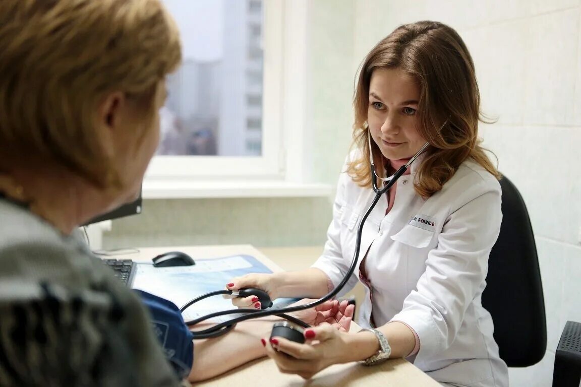 Деятельность медицинской сестры. Женщина врач. Медицинский работник. Пожилой человек у врача. Общение медсестры.