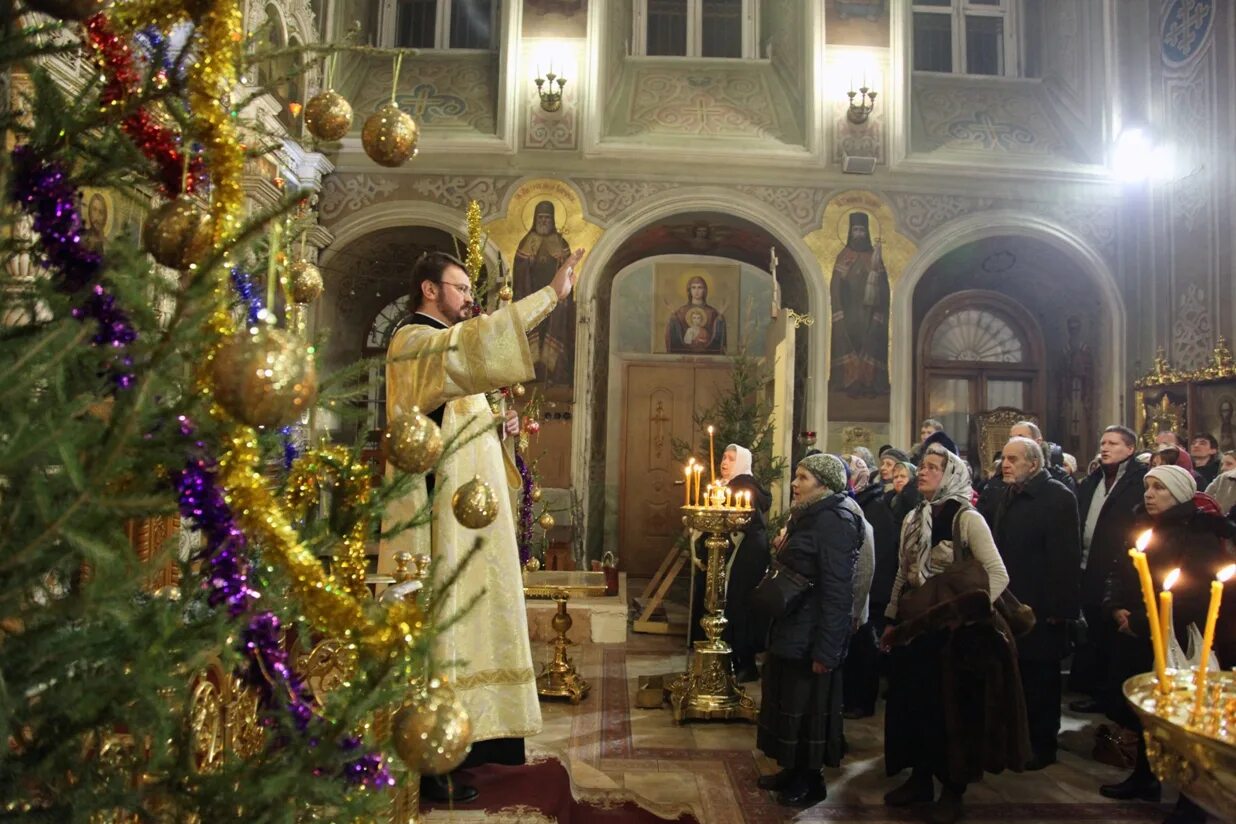 храм христа спасителя в москве рождество. новогоднее богослужение в храмах. христорождественский собор москва. литургия света рождество. рождество в храме.