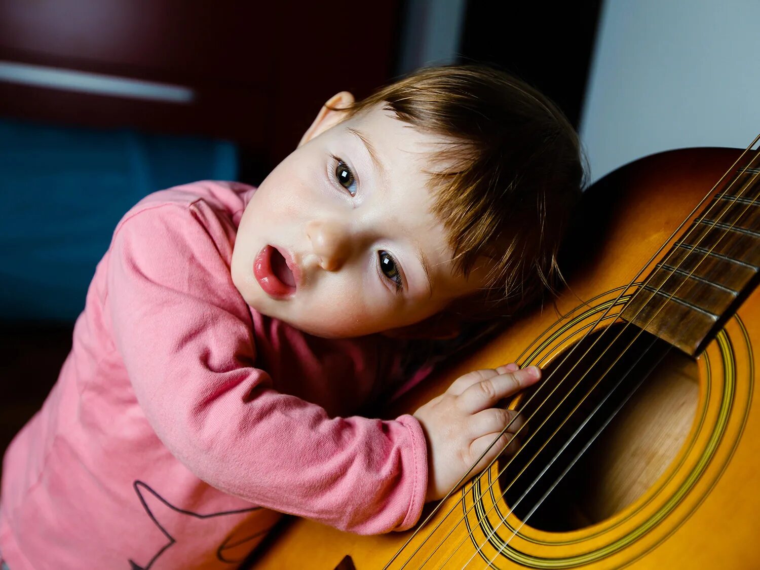 Прислушайся к звучанию. Дети СЛУШАЮТ музыку. Гитара для детей. Ребенок прислушивается к звукам. Слушать музыку картинка для детей.