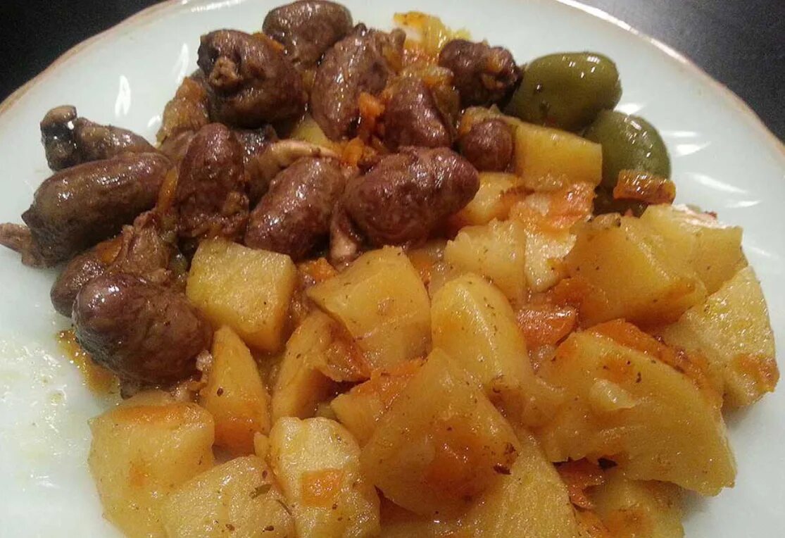 Куриные сердечки с картошкой на сковороде. Куриные сердца с картошкой. тушеное сердце с картошкой. куриные сердечки тушеные с овощами. сердце куриное тушеное.