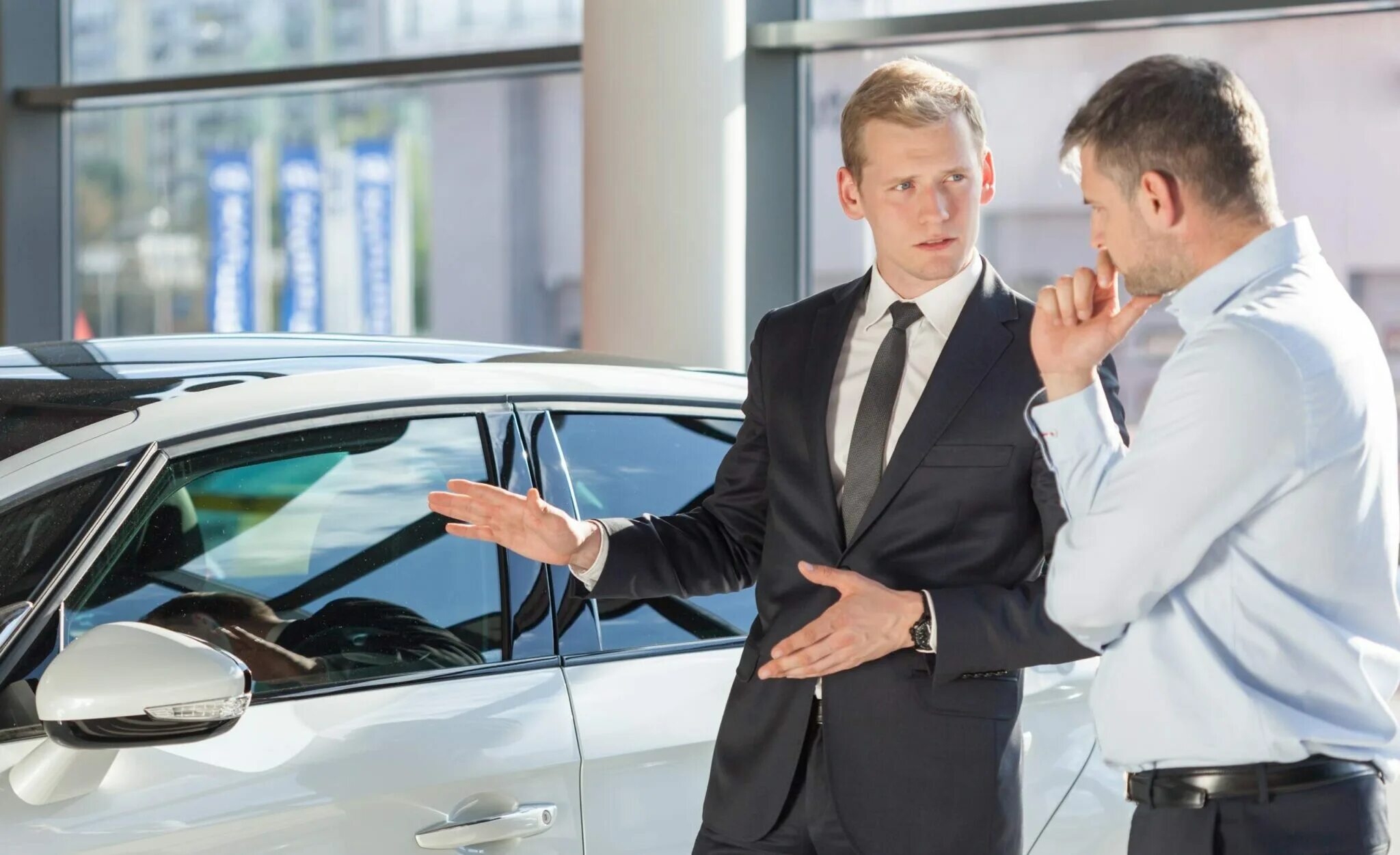 Человек продает авто. Car seller business. Выбор автомобиля. Car seller business. Мужик охрана.