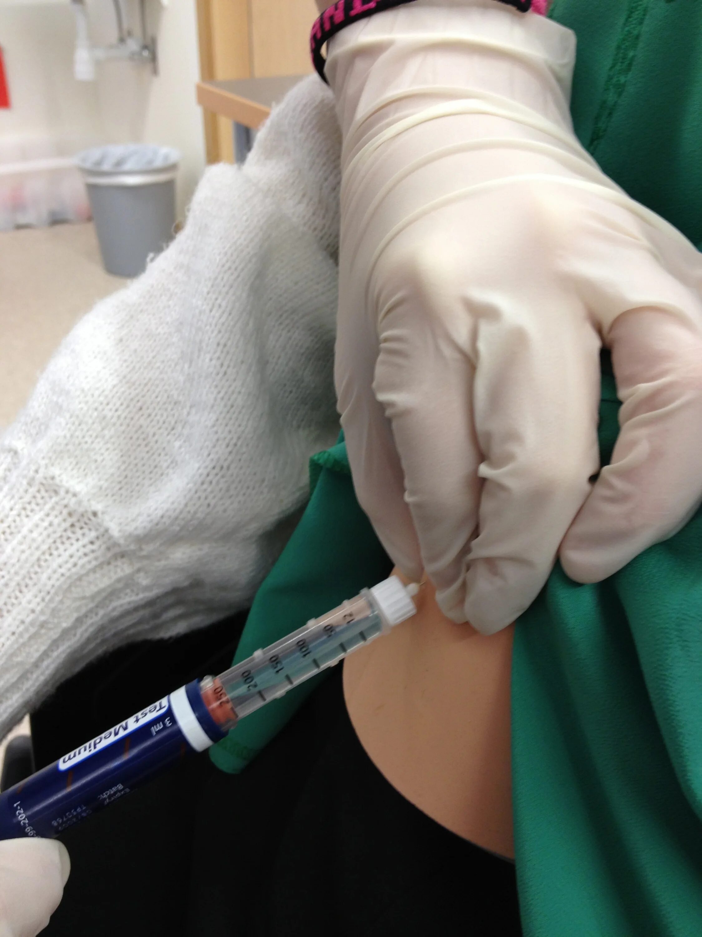 Безыгольный инъектор inject. Укол укол укол укол укол. Шприц в руке. Fem vaccine. Укол глюконат для чего.
