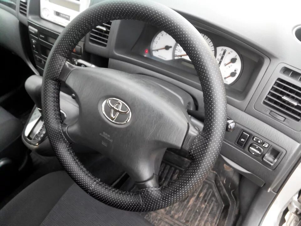 Руль тойота королла 140. Оплетка руля тойота королла. Оплетка на руль corolla 120. Оплетка на руль corolla 150. Оплётка на руль тойота королла 150.