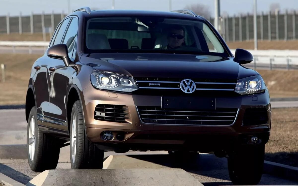 Машина фольц. Джип Фольксваген Туарег. Volkswagen Touareg Hybrid. Volkswagen Touareg джип большой. Машина Туарег Фольксваген 2010.