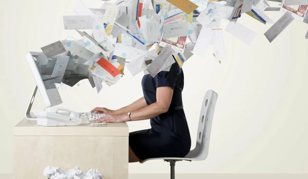 Человек с бумагами. Работа без бумаг. Стопка документов. No paper on the desk. Девушка в офисе с бумагами.