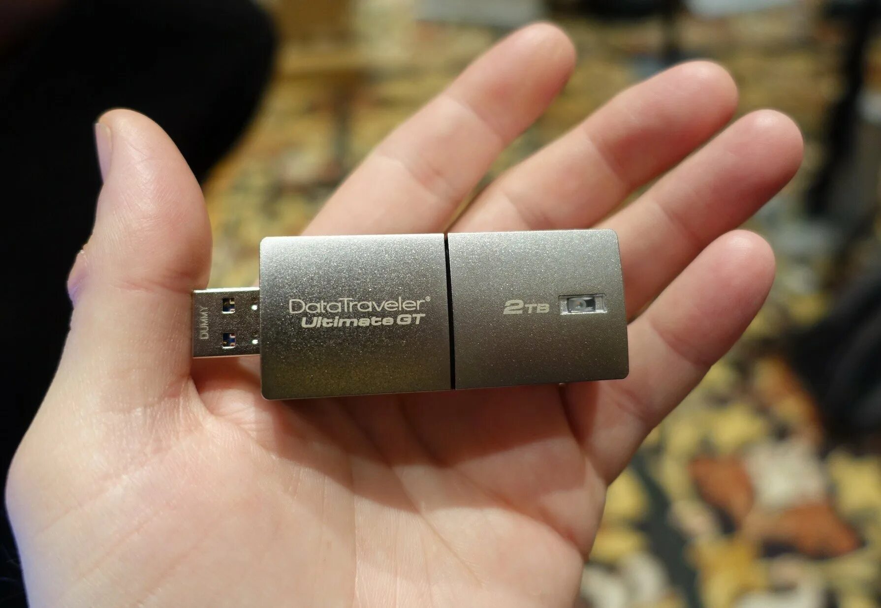 Kingston USB флешка 2 TB. Флешка юсб на 2 ТБ. Флешка Kingston USB 1 терабайт. Флешка на 2 ТБ Золотая. Купить флешку на 2