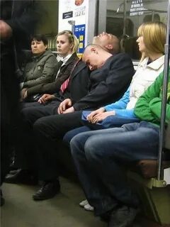 Метро уступайте места женщинам