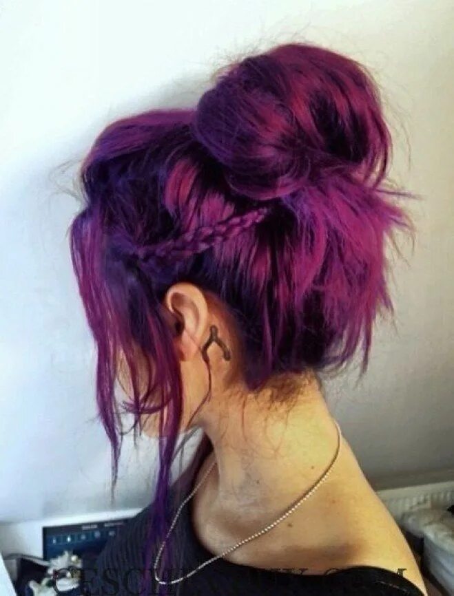 Красные затылки. Фиолетовые волосы. Девушка с фиолетовыми волосами. Фиолетовые волосы короткие. Прическа с фиолетовыми волосами.