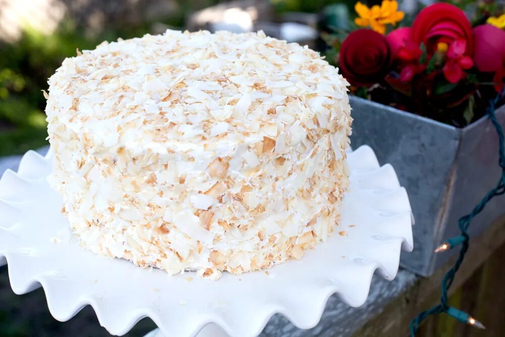 украсить стружкой торт. кокосовый торт рафаэлло. посыпаем торт тертым шоколадом. торт банановый с кокосовой стружкой. торт украшенный кокосовой стружкой.