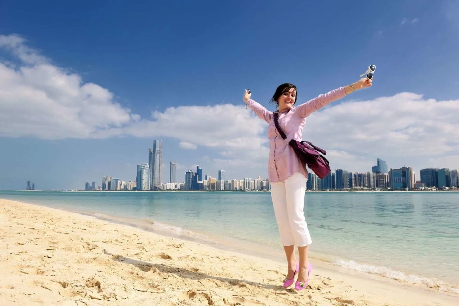 Дубай люди. ОАЭ туристы. Туристы в Дубае. Туристы в Эмиратах. ОАЭ Дубай девушки.