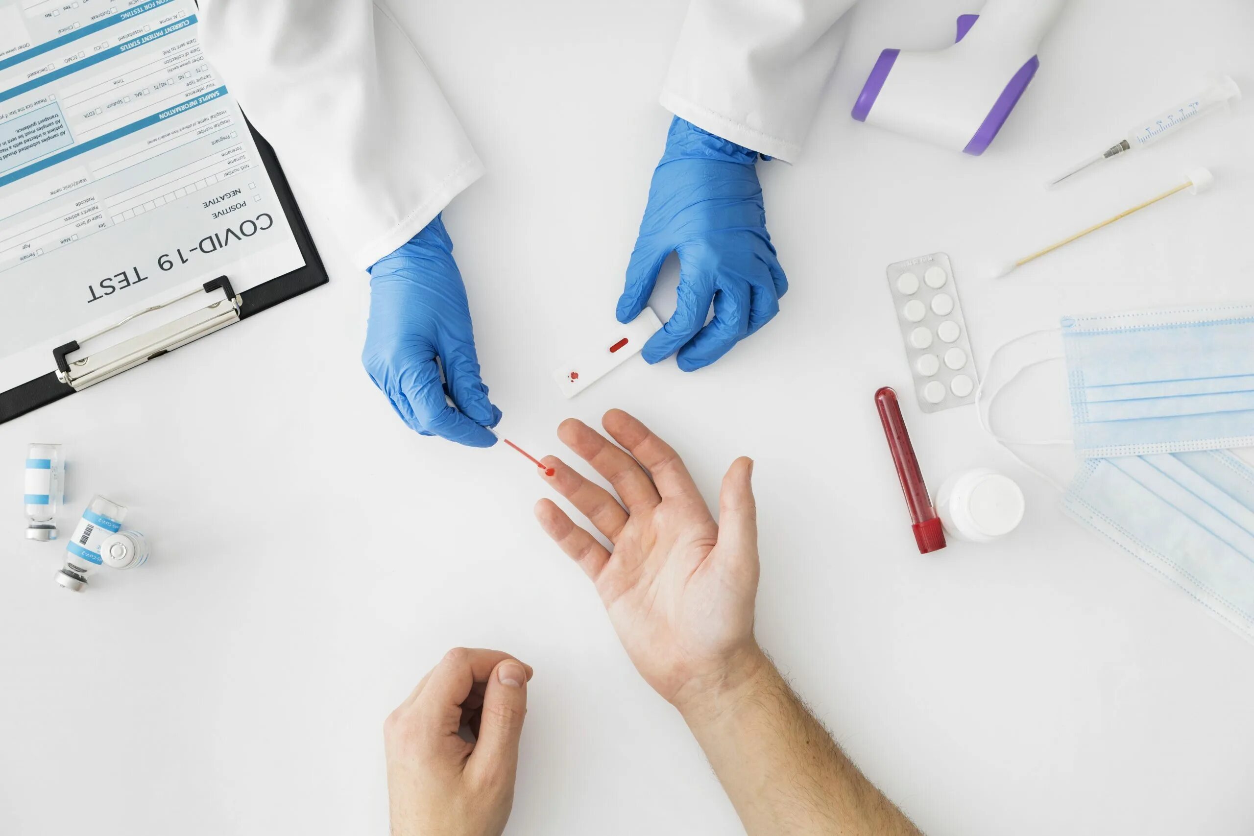Тест на врача в медицинских. Забор крови на пцр. медик тест. diagnostic test. медсестра делает диагностические тесты.