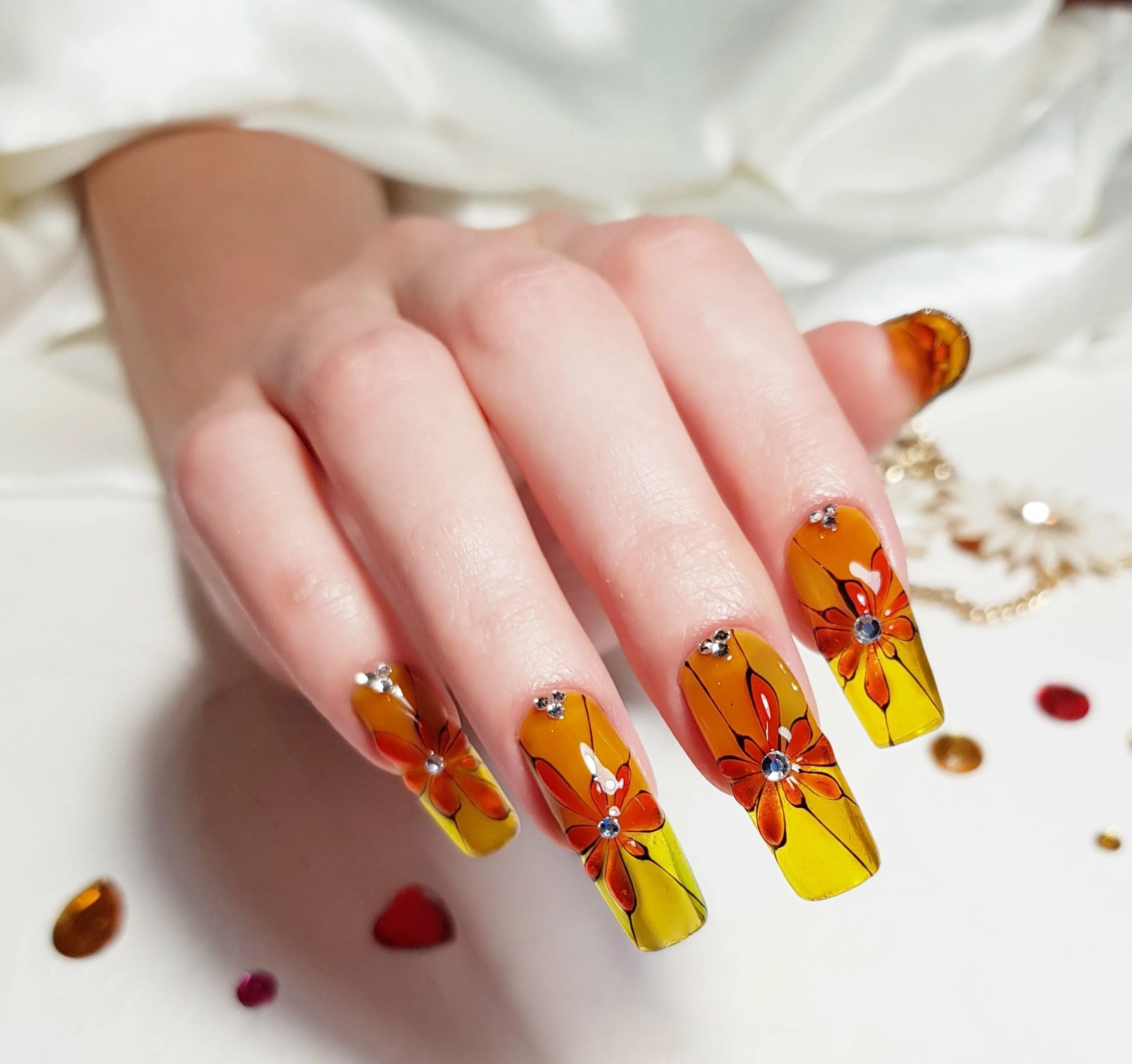 маникюр с витражным гелем. витражный гель лак маникюр. витражный гель. витраж на ногтях. сухоцветы на ногтях.